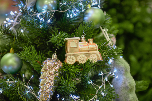 A műfenyő ágak sűrűssége befolyásolja milyen típusú díszeket érdemes felakasztani a fára.