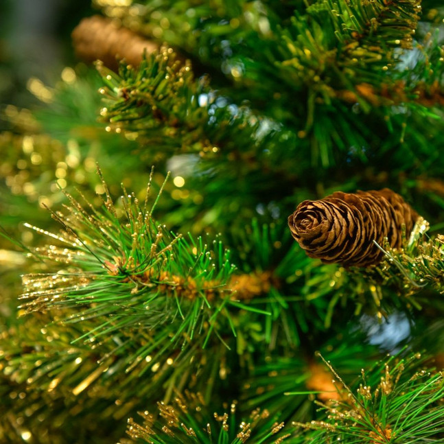 Karácsonyi műfenyő tobozzal és fagyöngy díszítéssel ideális választás.